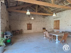 Grande salle en pierre au Domaine des Hirondelles