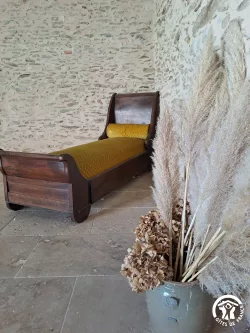 Lit ancien en bois au Domaine des Hirondelles