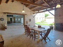 Tables et chaises avec vue sur le jardin au Domaine des Hirondelles