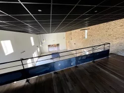 Mezzanine de la grande salle au Domaine des Hirondelles