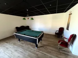 Billard vert et canapé ancien au Domaine des Hirondelles