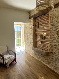 Chambre avec mur en bois et pierre au Domaine des Hirondelles