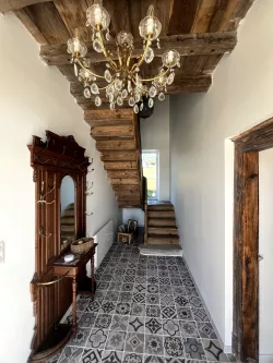 Escalier en bois et porte ancienne au Domaine des Hirondelles
