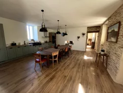 Cuisine et grande table à manger au Domaine des Hirondelles