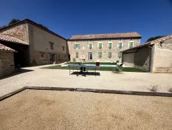 Cour avec table de ping-pong et pelouse au Domaine des Hirondelles