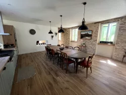 Salle à manger avec longue table au Domaine des Hirondelles