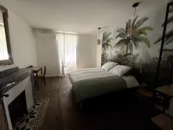 Chambre avec lit double au Domaine des Hirondelles