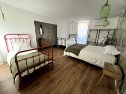 Chambre avec lits en fer au Domaine des Hirondelles