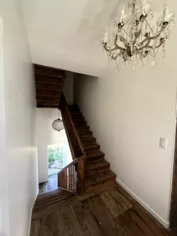 Escalier intérieur au Domaine des Hirondelles
