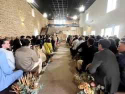 Cérémonie avec invités dans la grande salle au Domaine des Hirondelles