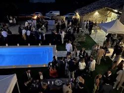Invités autour de la piscine lors d’une réception au Domaine des Hirondelles
