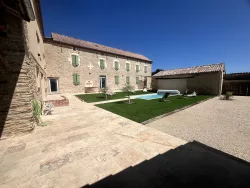 Cour avec piscine et pelouse au Domaine des Hirondelles